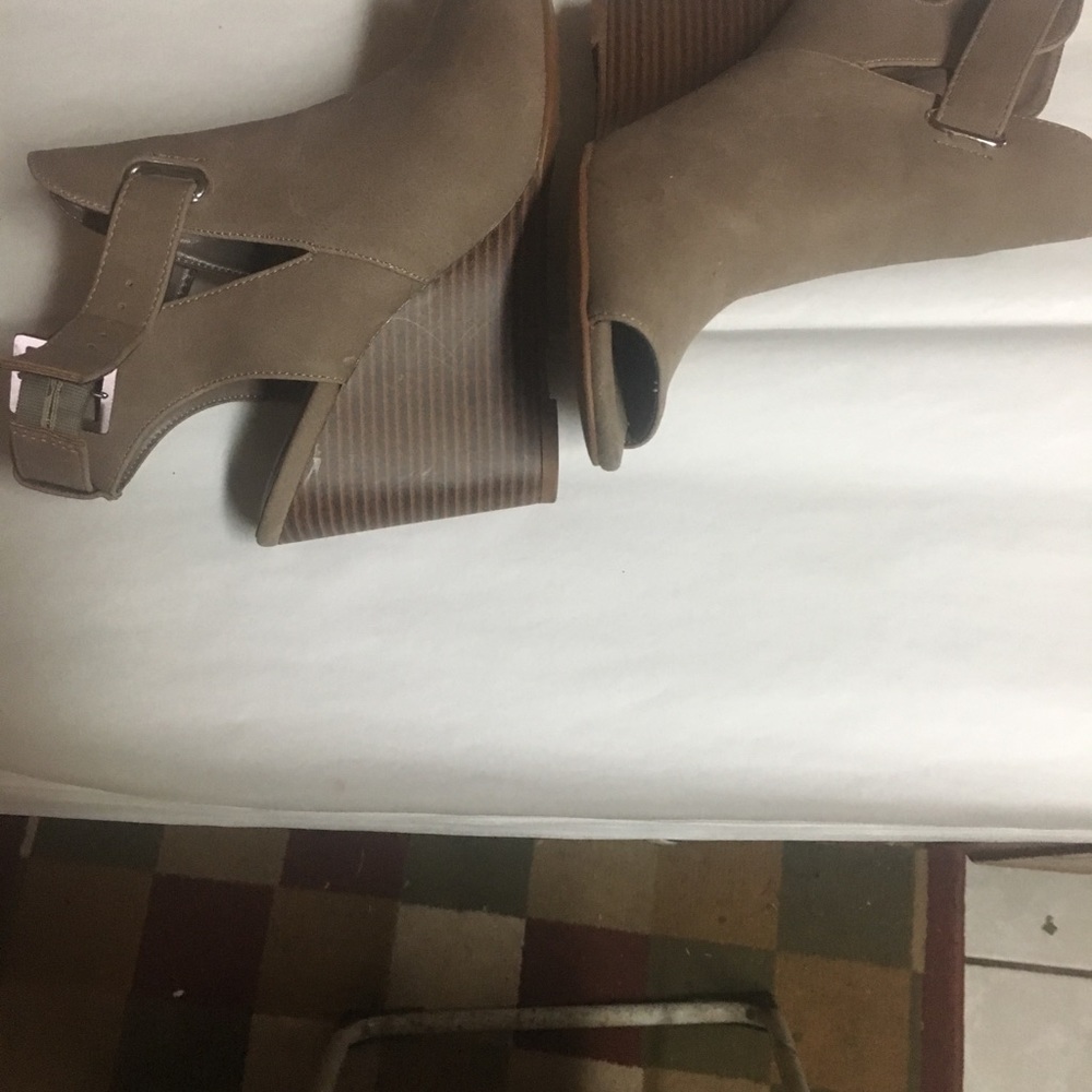 Shoes - Picture 2 of 4